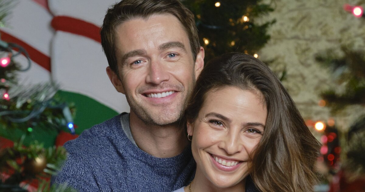 Cast  The Christmas House