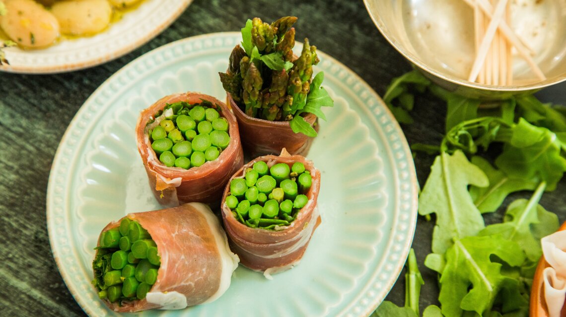 Prosciutto, Asparagus and Arugula Rolls