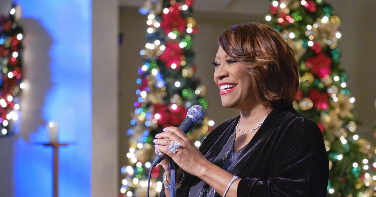 Hallmark finding christmas (2013) tv channel A Family Christmas Gift - Cast