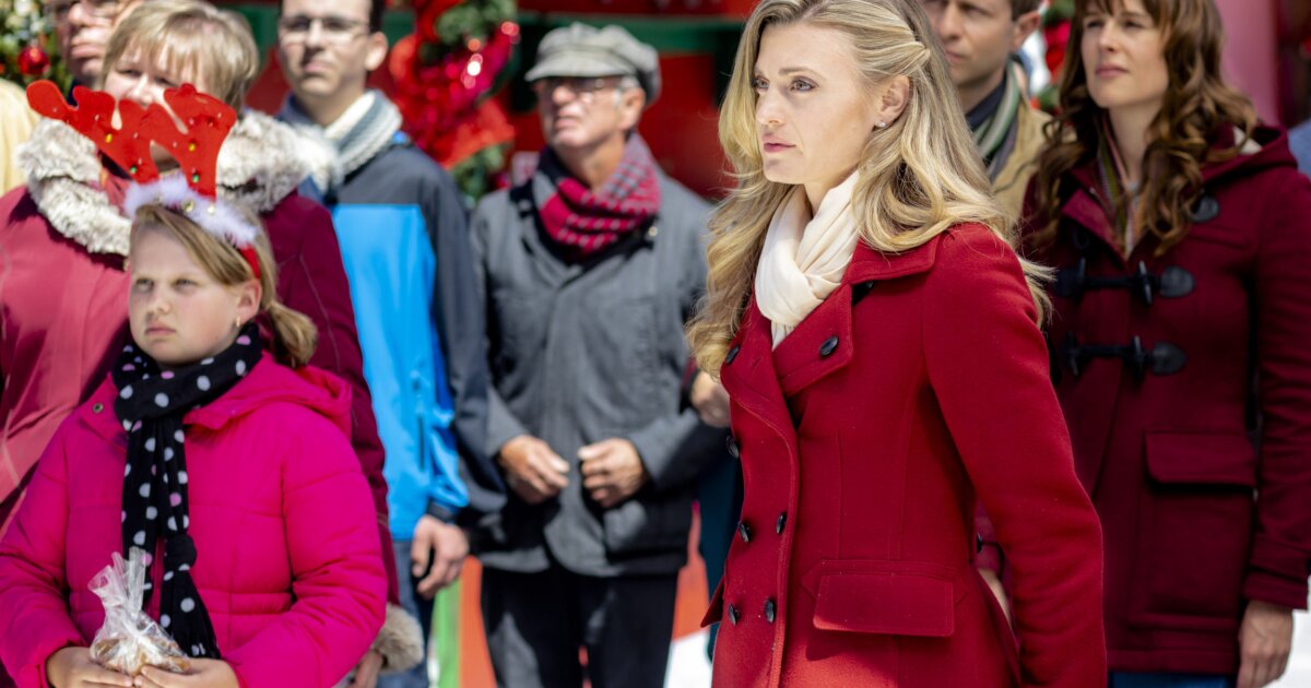 First Look - Christmas in Love