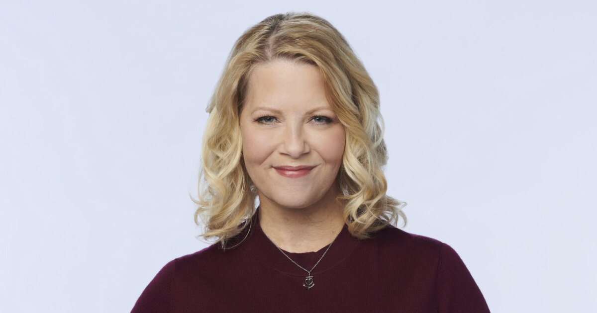 Barbara Niven as Elizabeth on USS Christmas