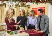 DIY Mistletoe Arch - Home & Family