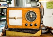 DIY Retro Styled Bluetooth Radio - Home & Family