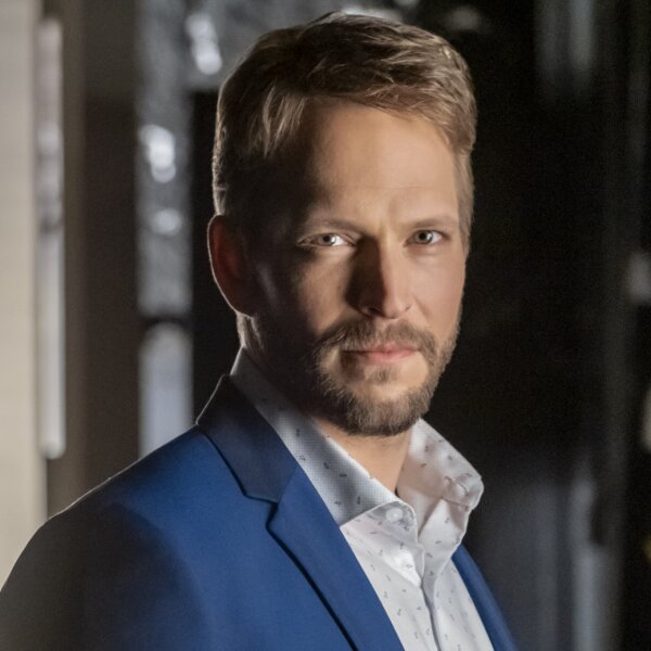 Jon Cor as Hunter Hall on Crossword Mysteries Riddle Me Dead