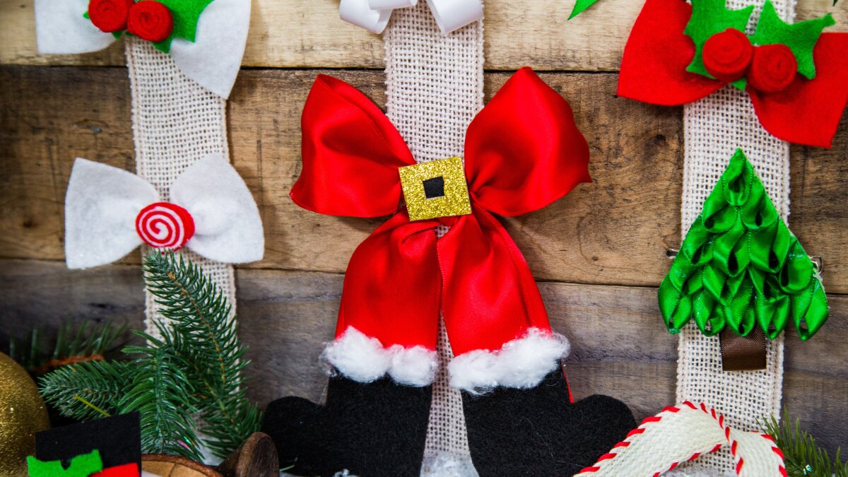 π Christmas Hair Trends : 20 Festive Hairstyles for Holiday Parties & Winter Celebrations 8 christmas bow hairstyle