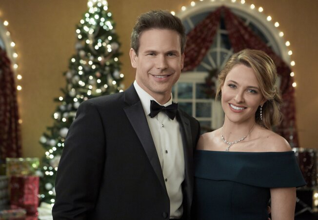 Mistletoe avocado Christmas Wishes & Mistletoe Kisses