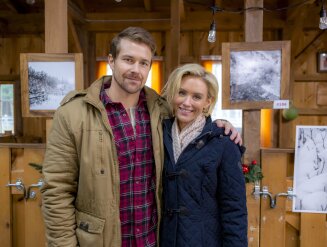 Classic Christmas Moments - Romance at Reindeer Lodge