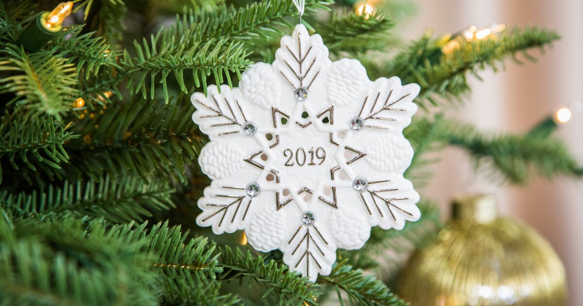 Hallmark Glistening Gift Snowflake Ornament 2019 Member Exclusive NEW NR