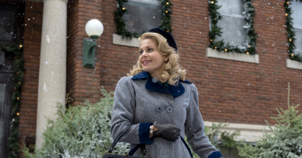 Hallmark channel christmas town movie starring candace cameron bure Candace Cameron Bure on Journey Back to Christmas